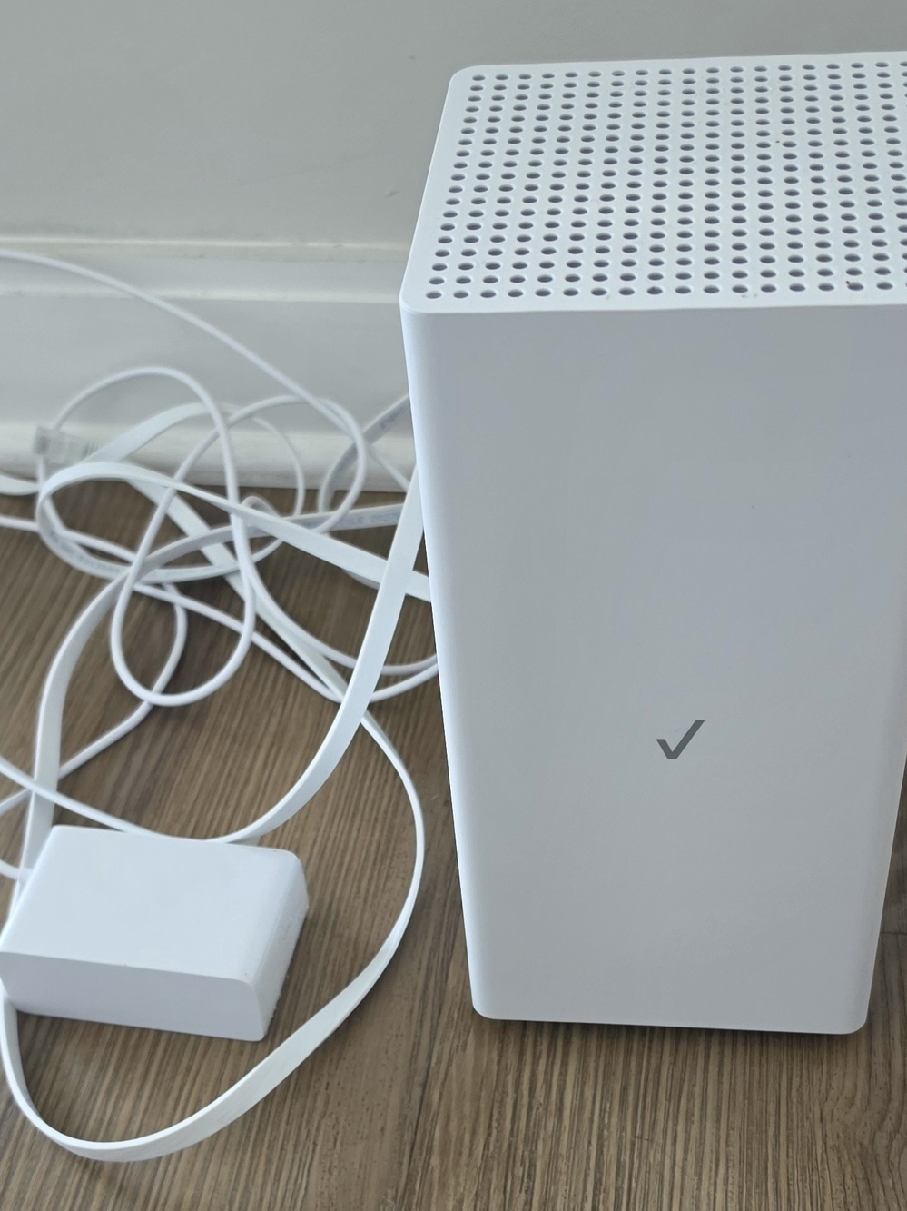 White Wireless Router with Compact Tower Design - Picture 2 of 4